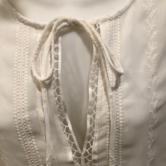 ASTR The Label White blouse sz medium. Beautiful embossing New w/o tags - Picture 3 of 8